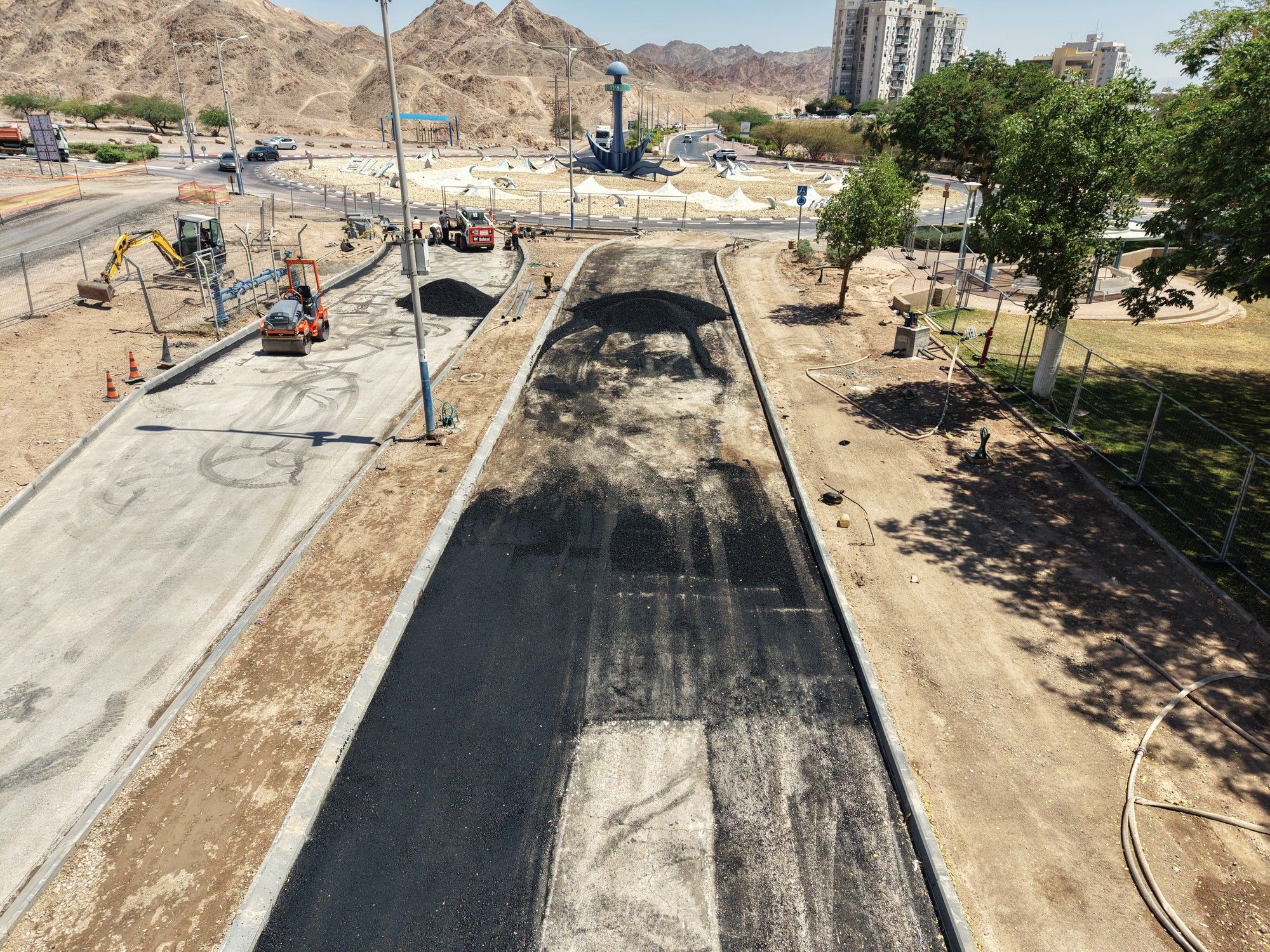 שכבת אספלט טרייה בדרך אל כיכר ברחוב הרים
