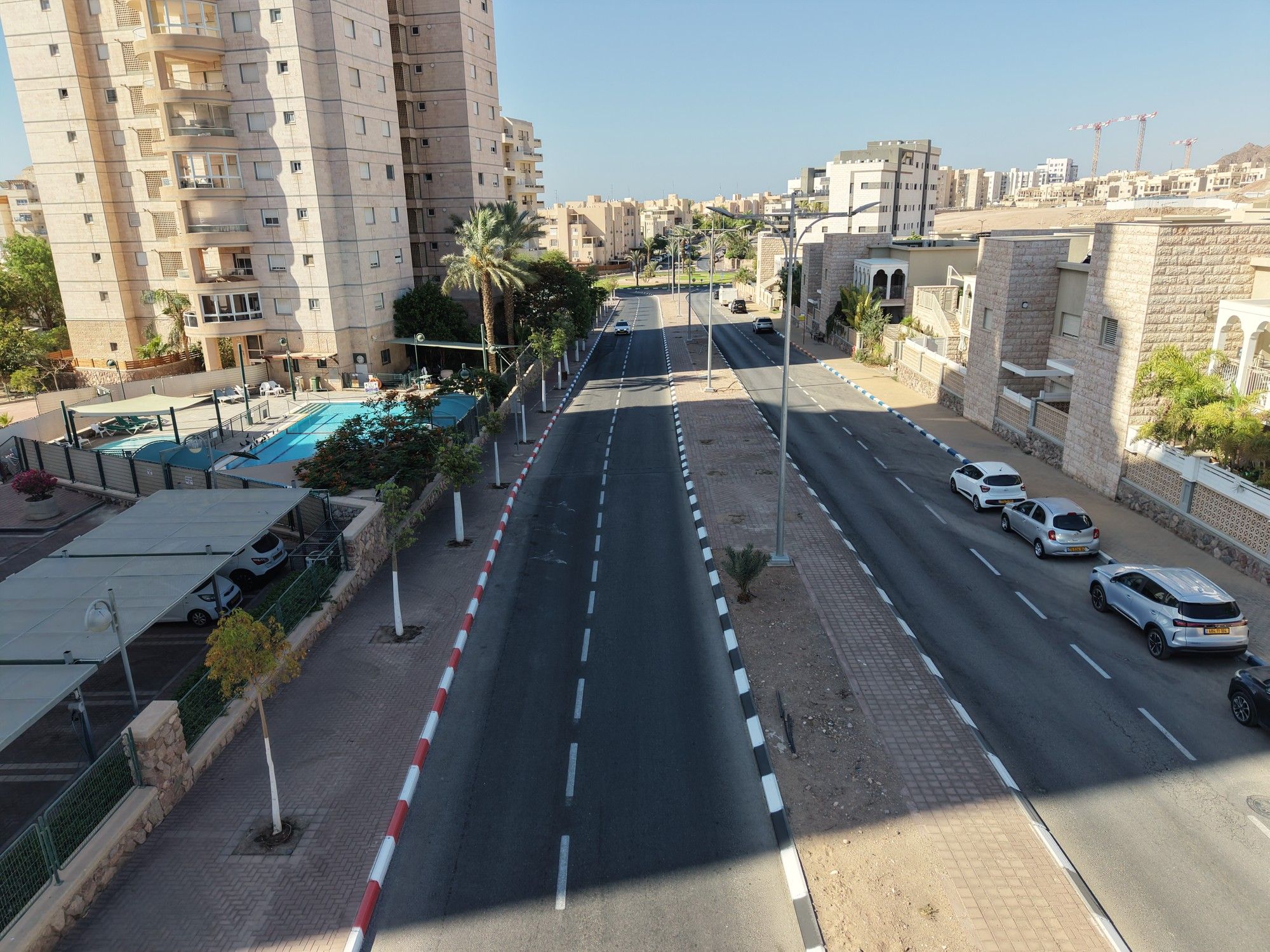 שדרה כפולה עם אבני שפה צבועות ונתיבים מסומנים