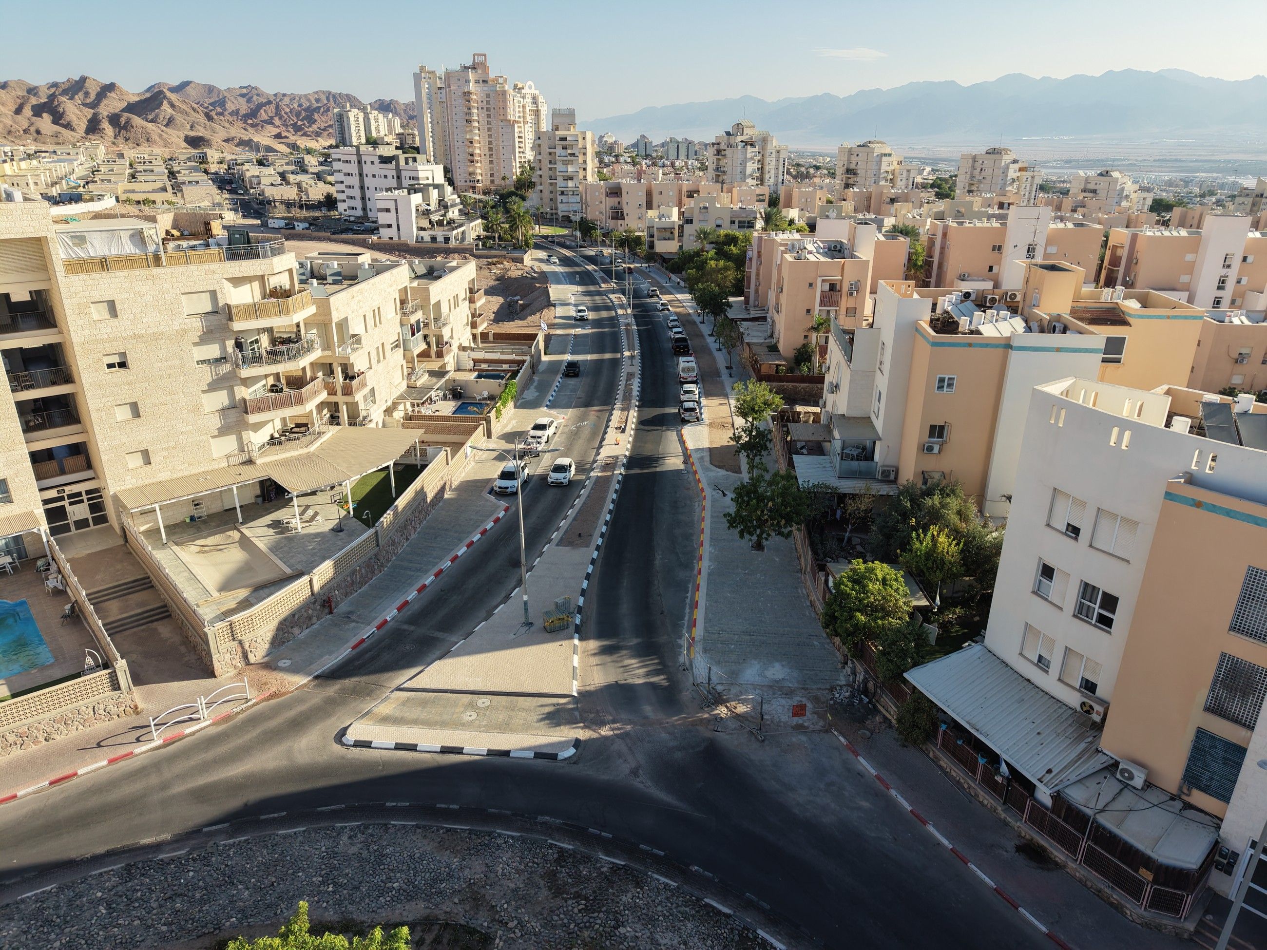 רחוב הרים בשכונת שחמון עם נתיבים חדשים ואי תנועה, והרי אילת ברקע