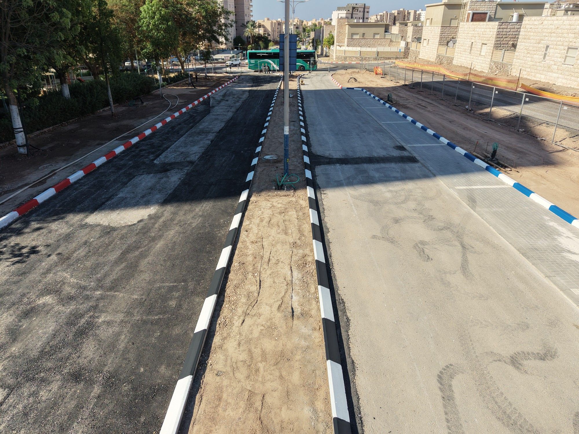 נתיב חדש לצד הנתיב הקיים, עם אבני שפה בשחור־לבן