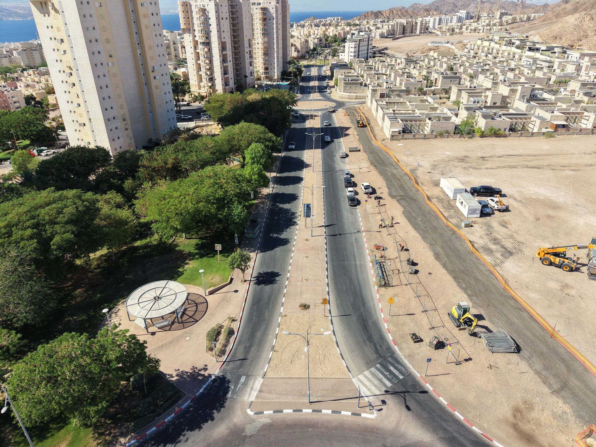 רחוב הרים לפני תחילת העבודות, והמפרץ ברקע