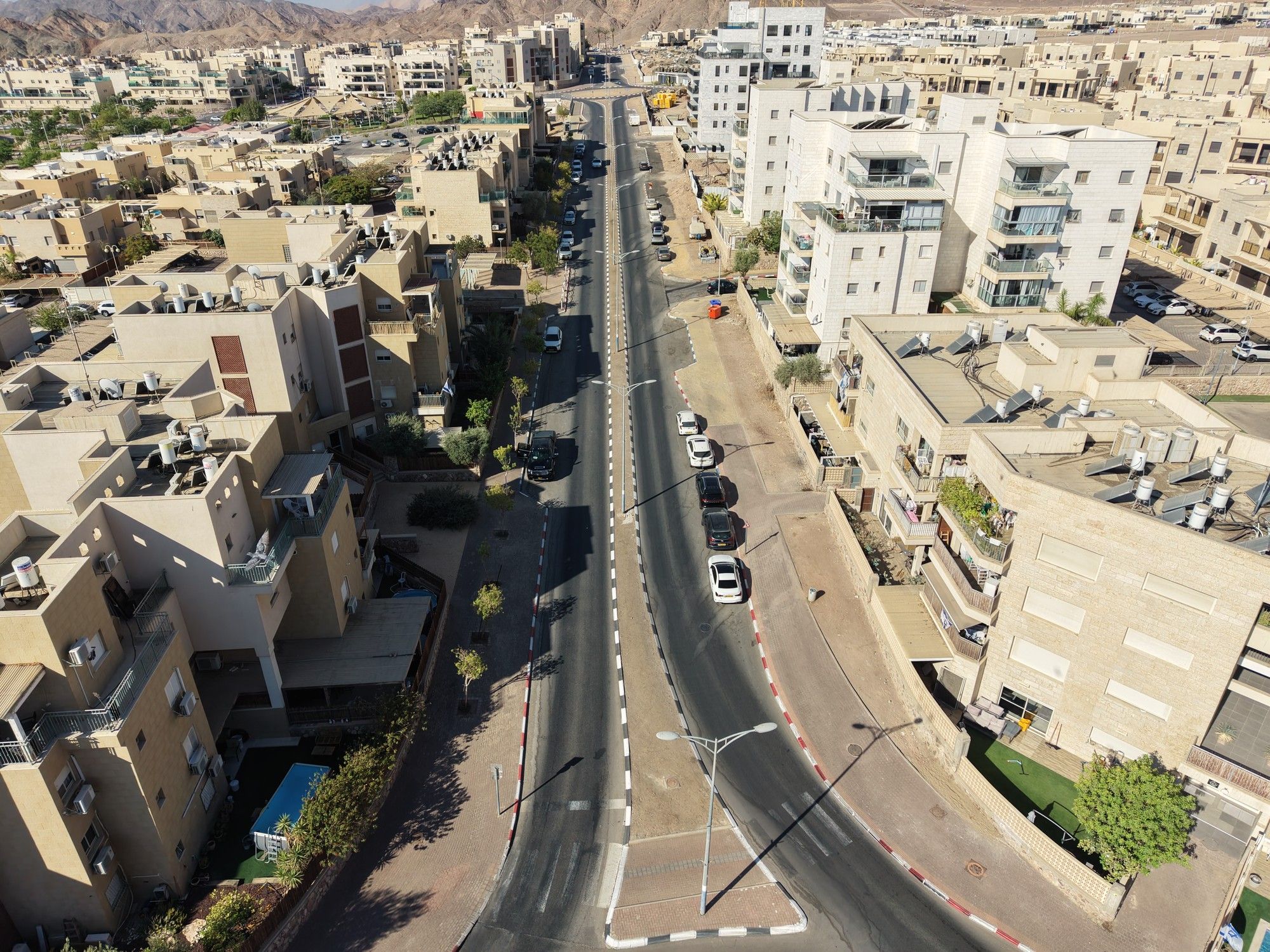 רחוב הרים מלמעלה: נתיבים, אי תנועה ומדרכות