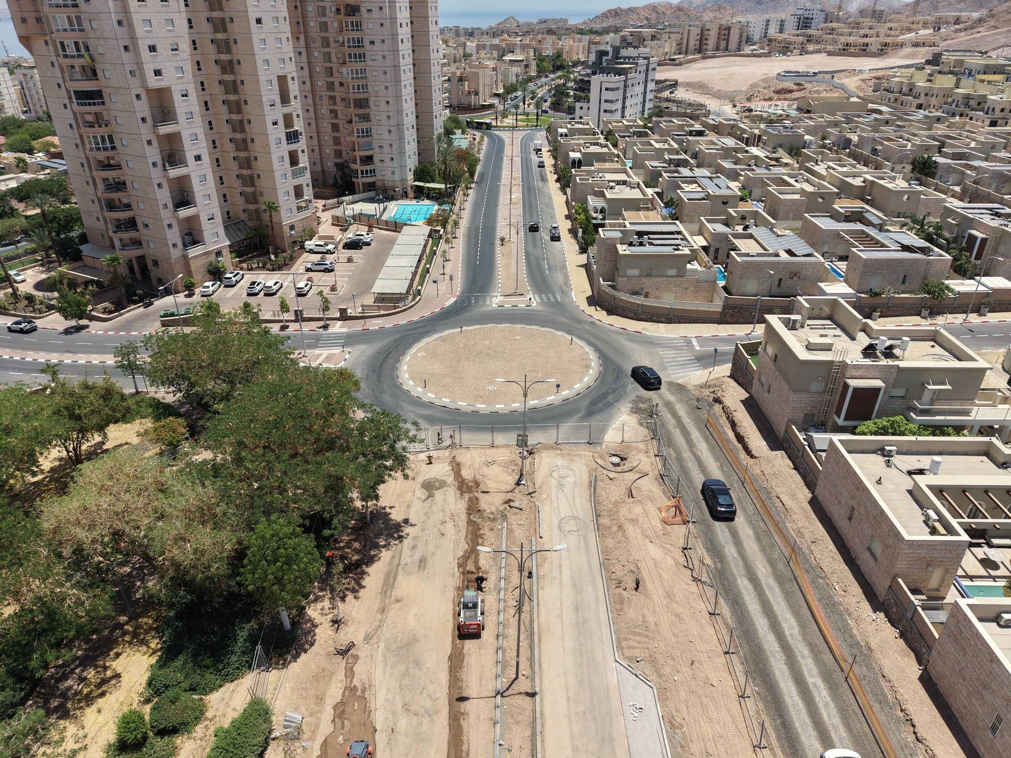 עבודות לאורך הרחוב ליד הכיכר, בזמן הביצוע
