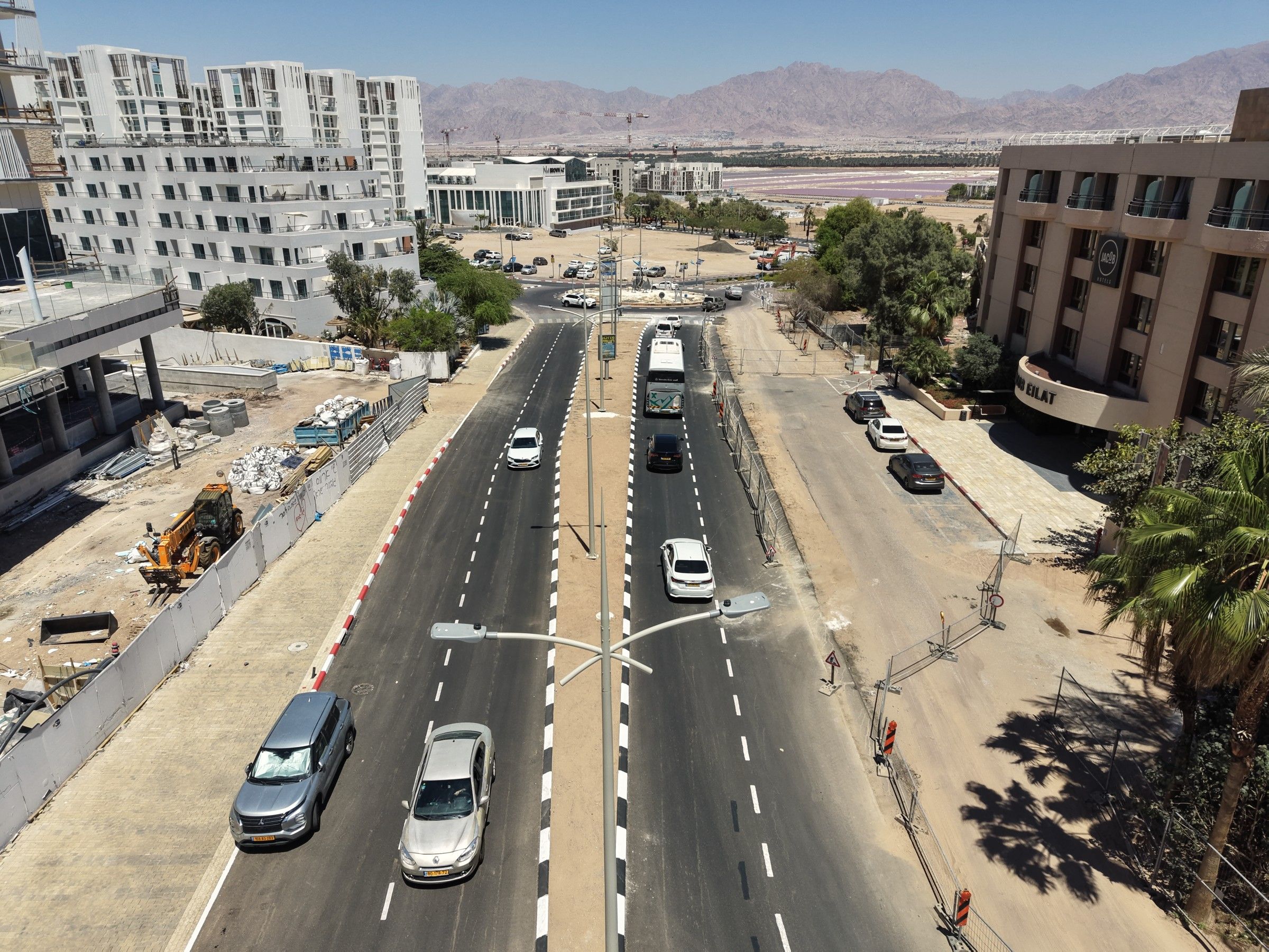 שדרות חטיבת הנגב אחרי הסלילה: נתיבים מסומנים ואי תנועה, והרים ברקע