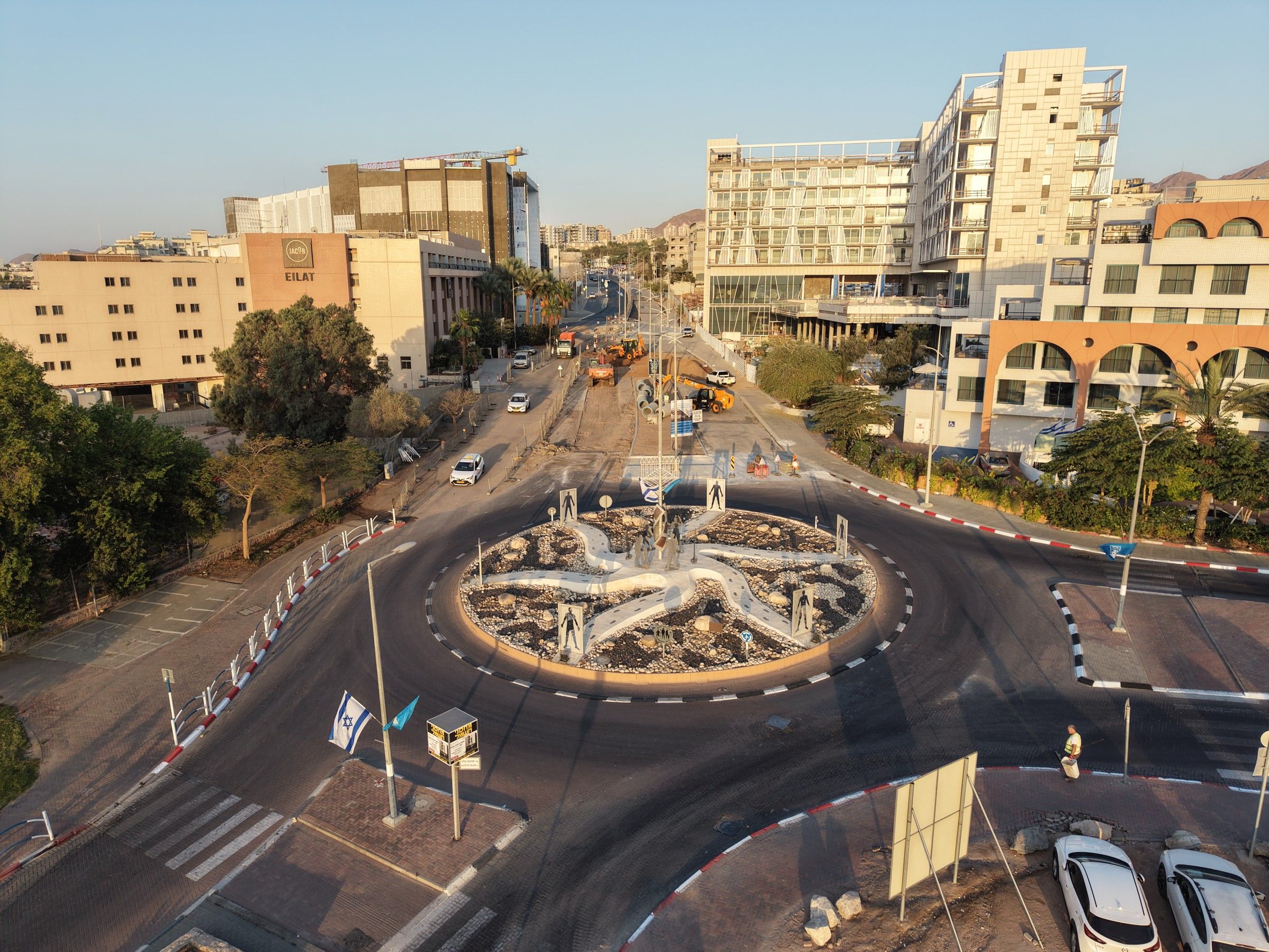 הכיכר באור הבוקר, בזמן העבודות