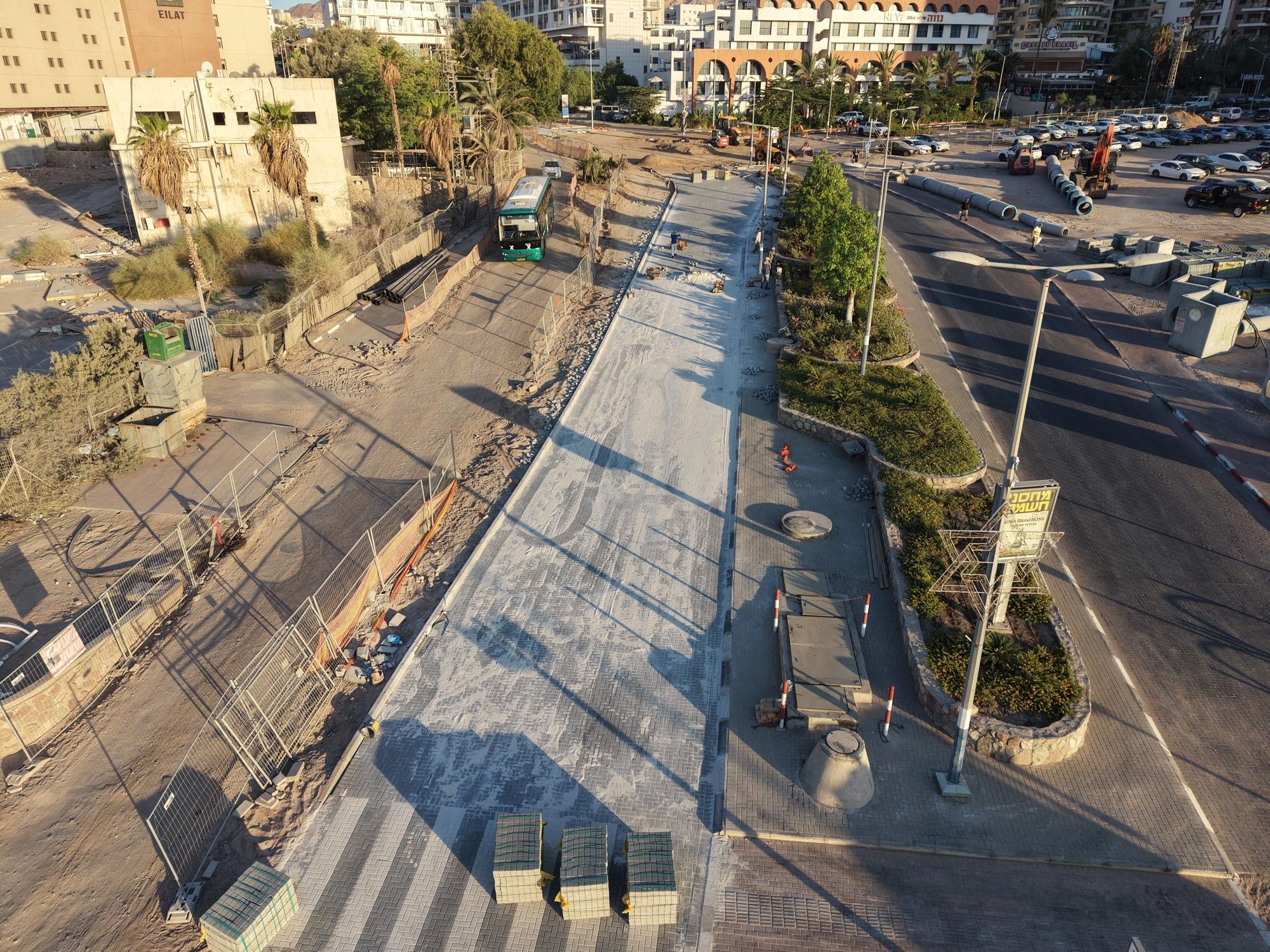 ריצוף מדרכה רחבה לצד גינה, בזמן העבודה