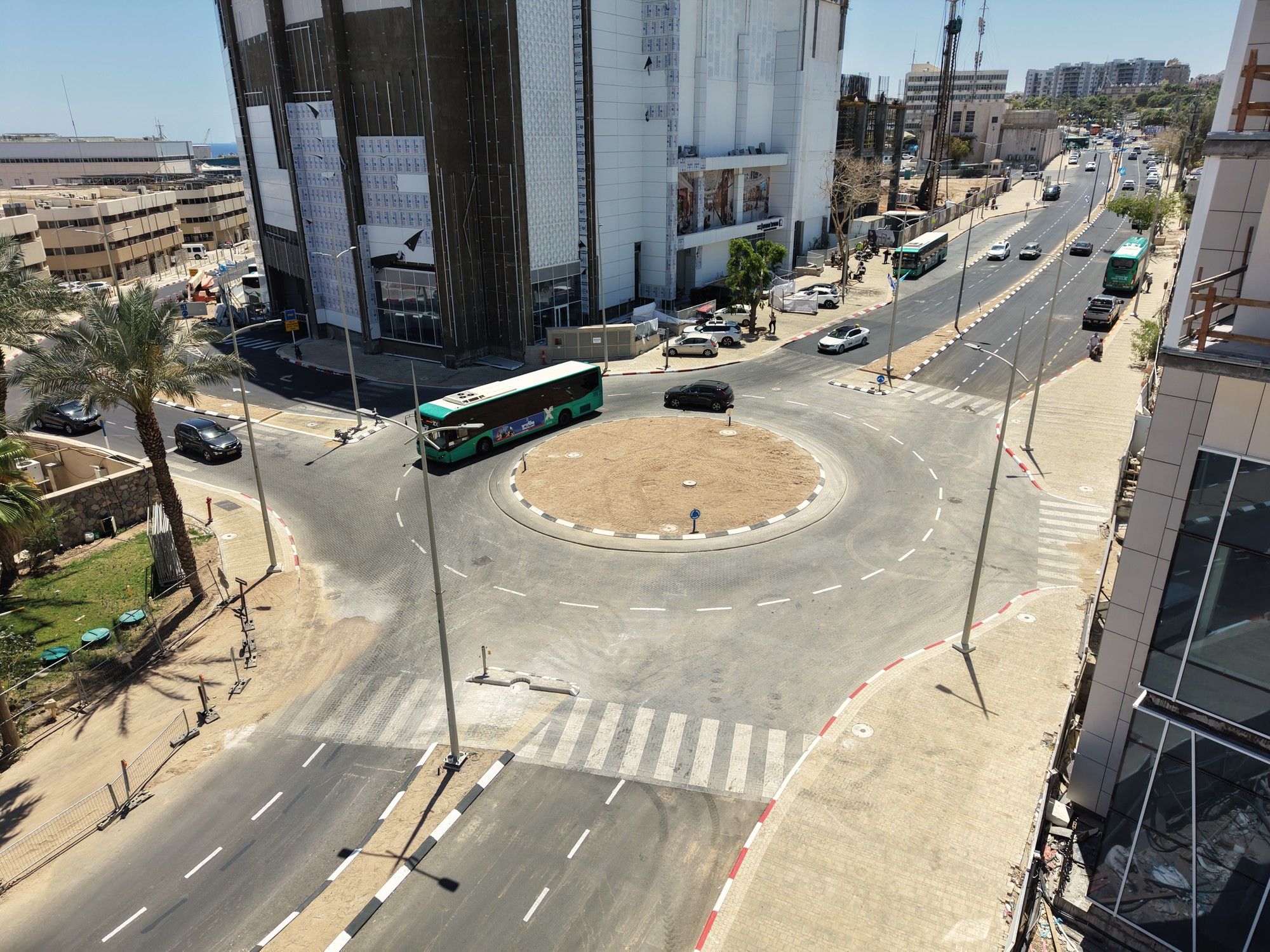כיכר ומעברי חצייה ליד מגדל, בזמן תנועה
