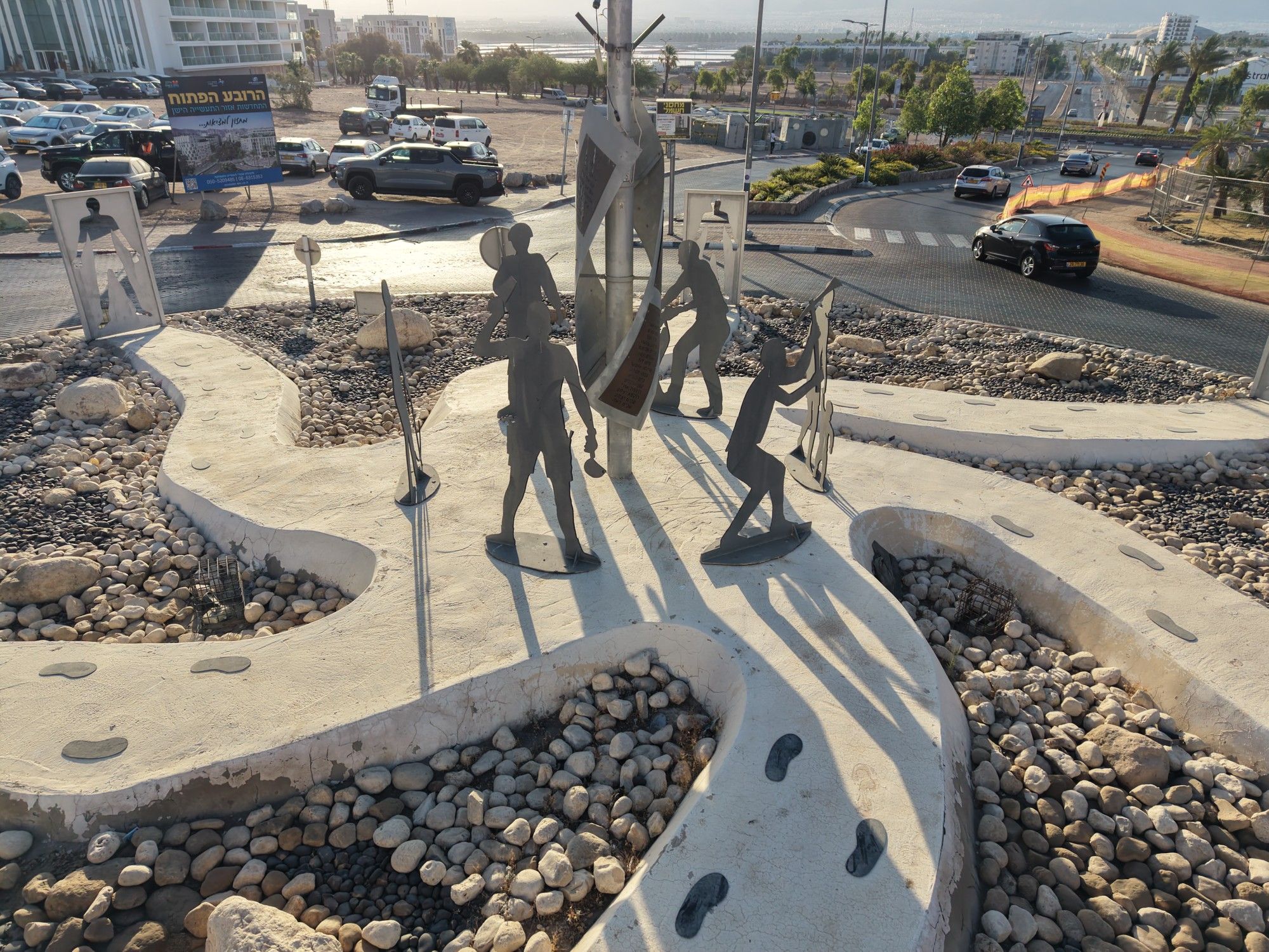 פסלי דמויות על השבילים שבמרכז הכיכר