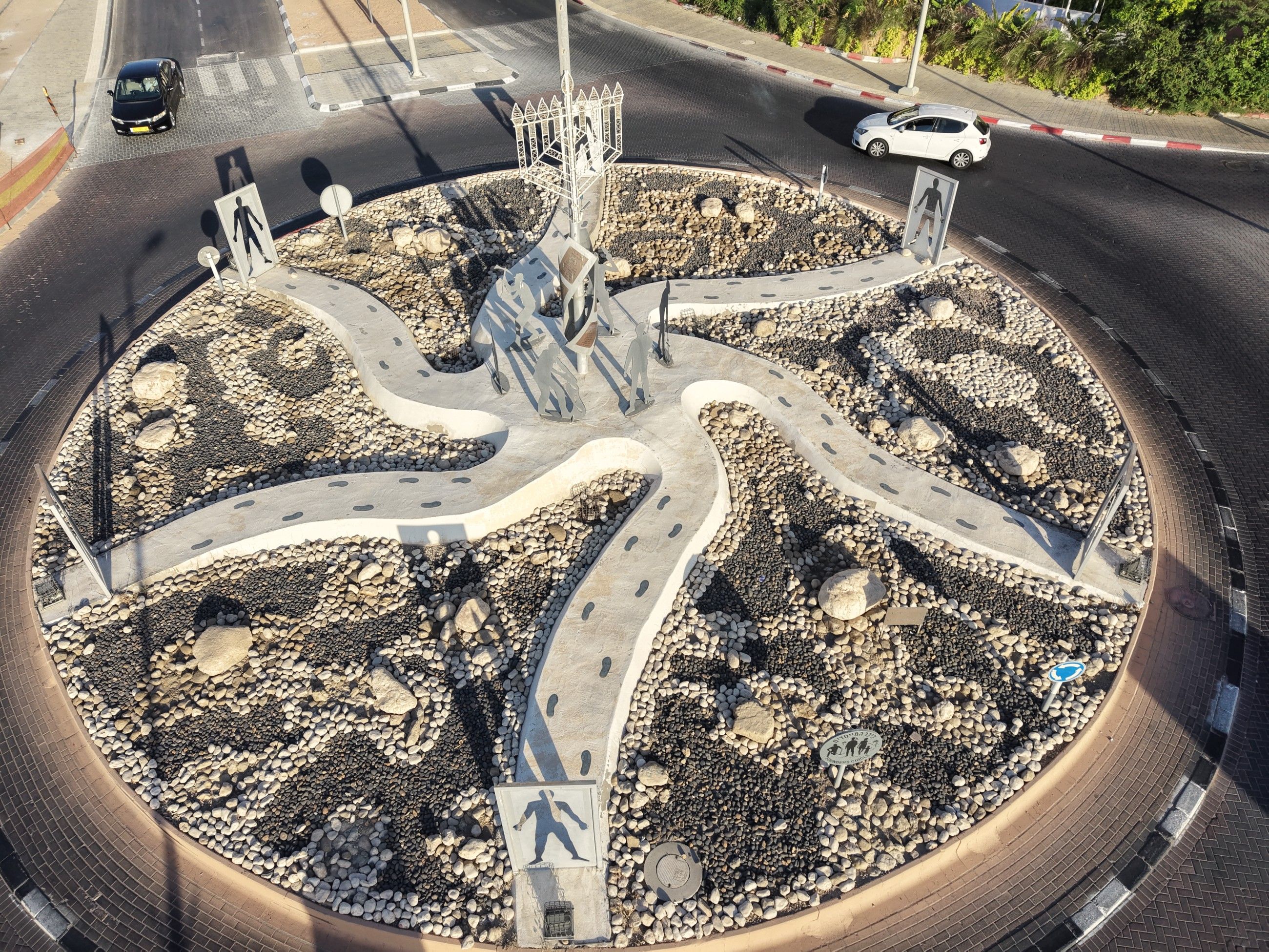כיכר בשדרות חטיבת הנגב: שבילים מתפתלים, חלוקי נחל ופסלים, מבט מלמעלה