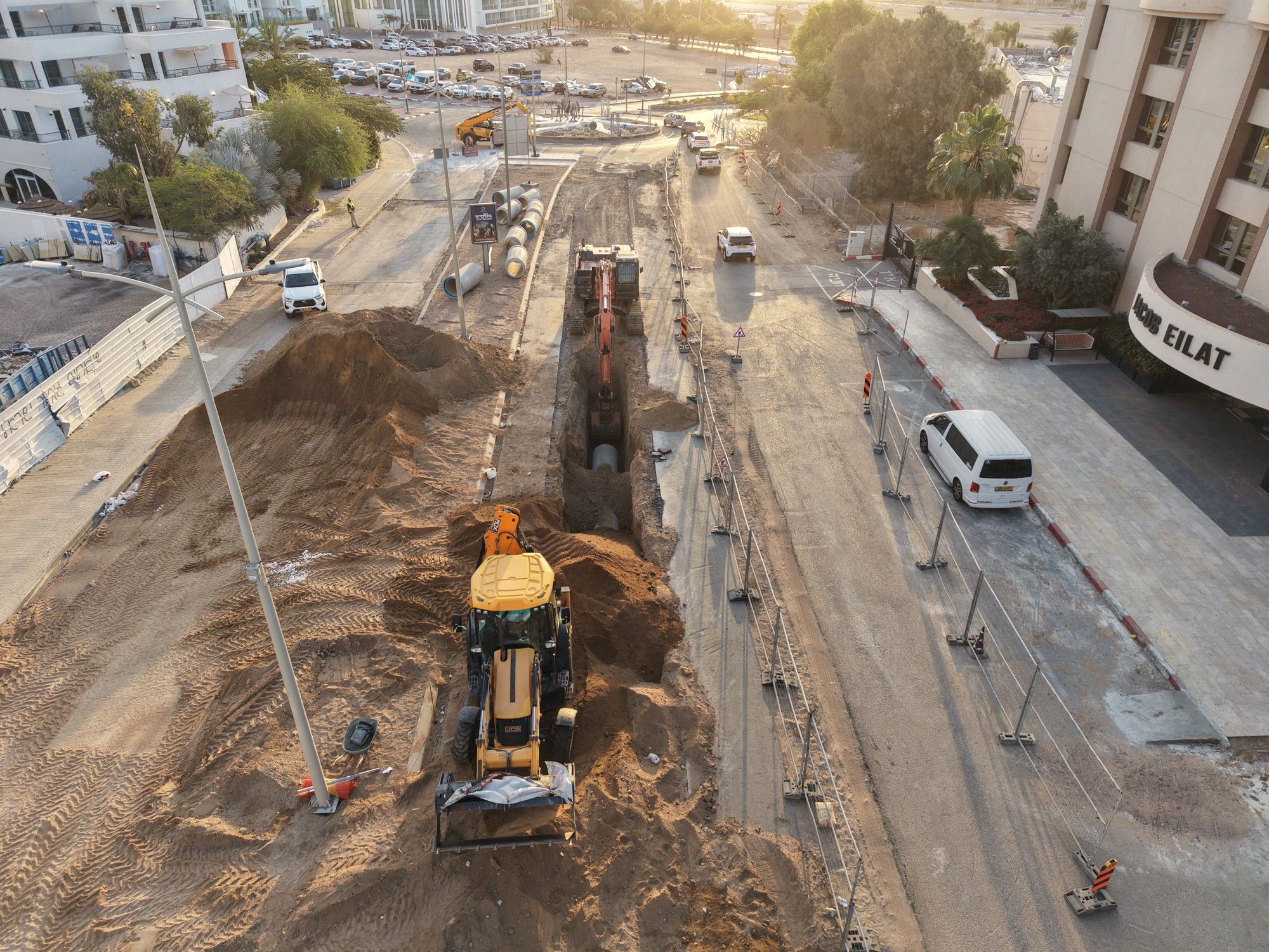 מחפרון בתעלת תשתיות לאורך השדרה
