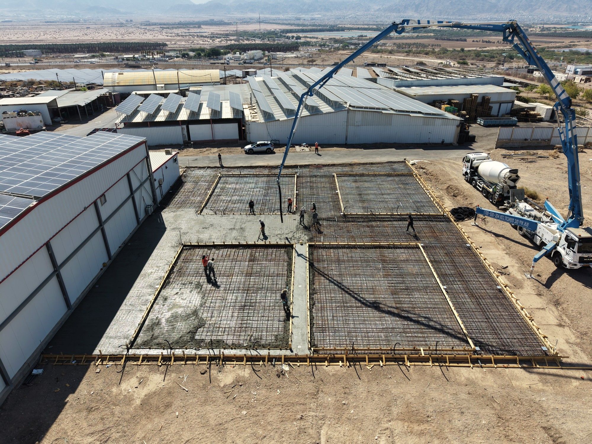 יציקה בעיצומה: משאבה, מערבל ופועלים