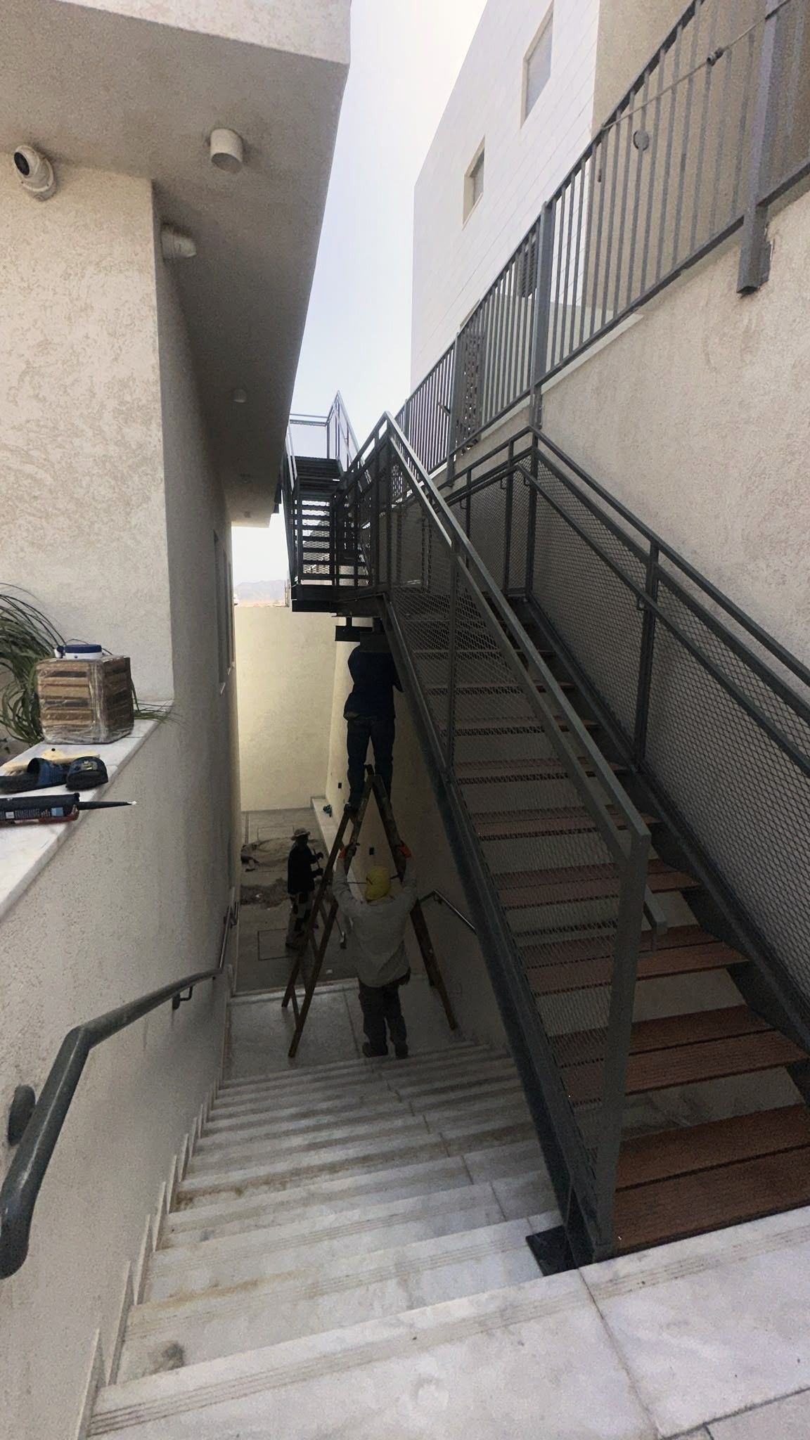 גרם המדרגות מלמטה, לאורך קיר המבנה