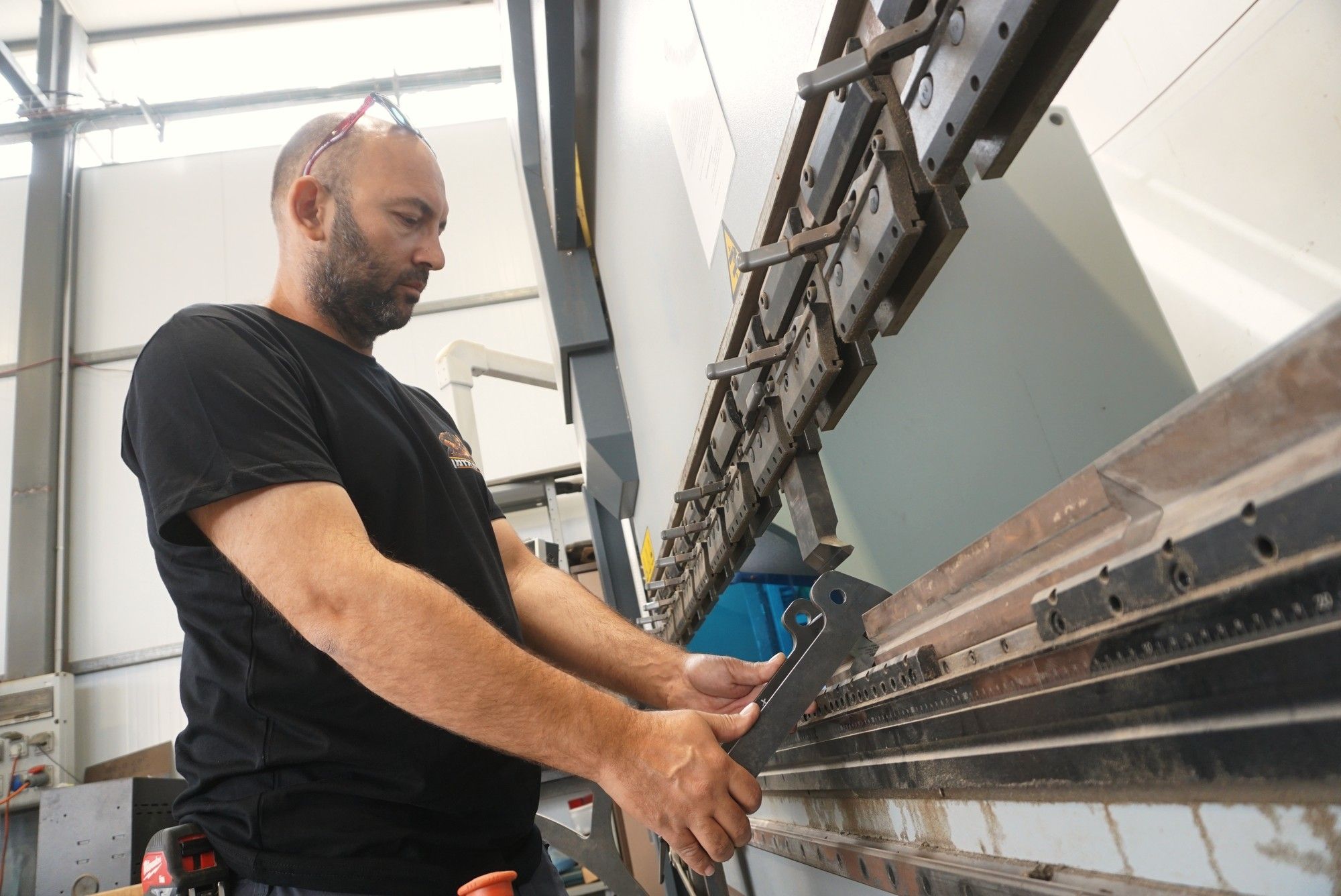 מסגר מכניס חלק פלדה למכונת כיפוף