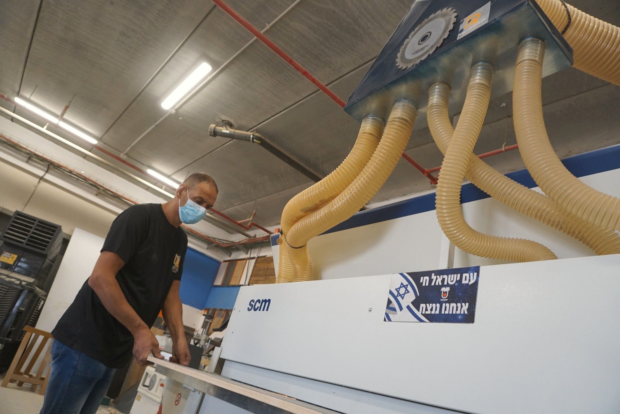מכונת הקנטים וצינורות היניקה הצהובים מקרוב